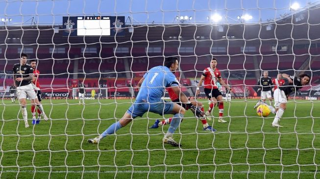 Penyerang Manchester United Edinson Cavani (kanan) mencetak gol kemenangan timnya saat menghadapi Southampton di laga pekan ke-10 Liga Inggris, di St Mary's Stadium, Minggu (29/11/2020). [Mike Hewitt / POOL / AFP]