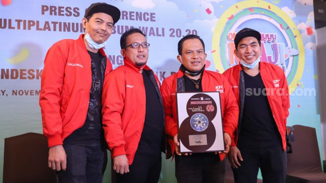 Grup band Wali menerima plakat rekor penjualan album mereka saat perilisan single terbaru mereka yang berjudul 'Ondeskrayyy Ngaji (Ciluk Baa)' dan rekor Multi Platinum penjualan CD album Wali 20.20 di Jakarta Barat, Senin (30/11). [Suara.com/Alfian Winanto]