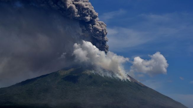 Gunung Lewotolok Kembali Erupsi, Semburkan Asap Putih 800 Meter