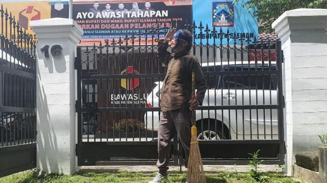 Kantor Bawaslu Disapu, Aktivis JCW Sindir Bagi Bansos di Pilkada Sleman
