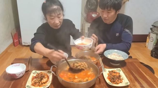 Pasangan Beda Usia dari Korea Selatan (youtube.com/a loving couple)