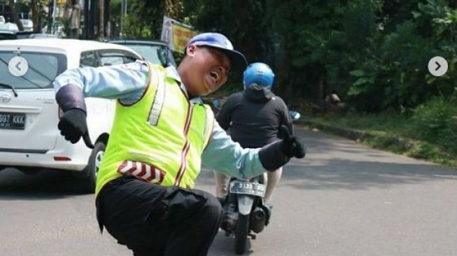 Mahfud jatuh sakit tiba-tiba tak bisa jalan. Mahfud pun hanya bisa tiduran.(Bogor24update)