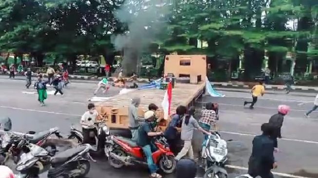 Orang tak dikenal (OTK) menyerang puluhan massa yang berunjuk rasa di depan Monumen Mandala, Kota Makassar, Selasa (1/12/2020) / [Foto: Istimewa]