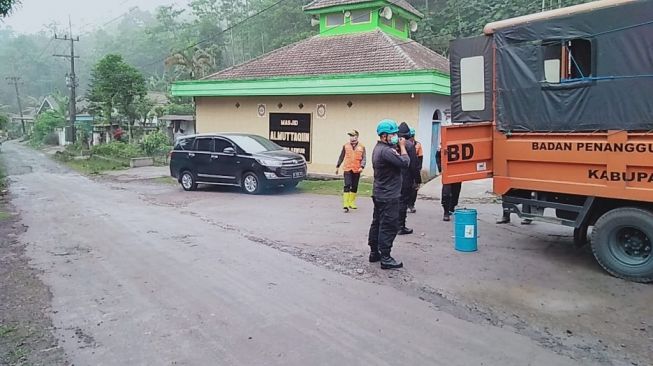 Ratusan Warga Cepat Mengungsi Ketika Gunung Semeru Semburkan Awan Panas