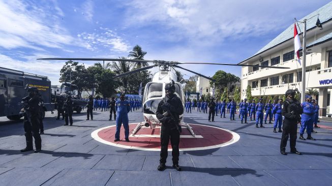 Prajurit Polairud bersiap mengikuti acara HUT ke-70 Polairud di Mako Korpolairud Baharkam Polri, Jakarta, Selasa (1/12/2020).  [ANTARA FOTO/Muhammad Adimaja]