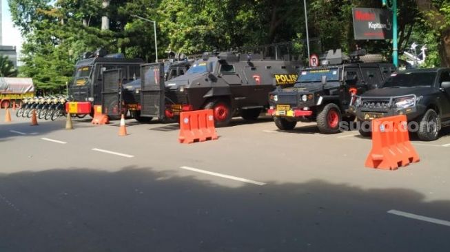 Sejumlah kendaraan taktis seperti Water Cannon dan Baraccuda disiagakan di sekitar Gedung Ditreskrimum Polda Metro Jaya jelang pemeriksaan Habib Rizieq Shihab cs hari ini, Selasa (1/12/2020). [Suara.com/Muhammad Yasir]