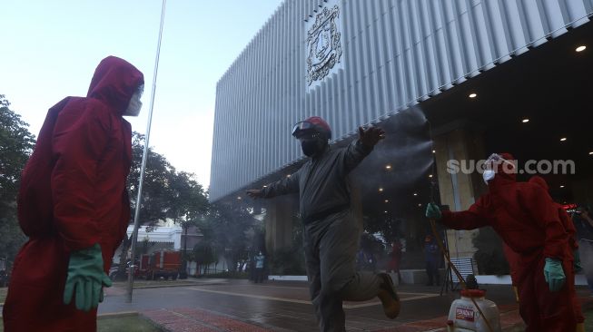 Positif Corona, 150 Petugas Damkar Semprot Kantor Anies Pakai Disinfektan