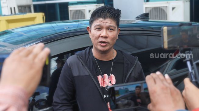 Penyanyi Andika Mahesa saat ditemui awak media di Kawasan Tendean, Jakarta Selatan, Selasa (1/12). [Suara.com/Alfian Winanto]