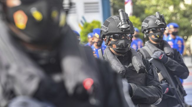 Prajurit Polairud bersiap mengikuti acara HUT ke-70 Polairud di Mako Korpolairud Baharkam Polri, Jakarta, Selasa (1/12/2020).  [ANTARA FOTO/Muhammad Adimaja]
