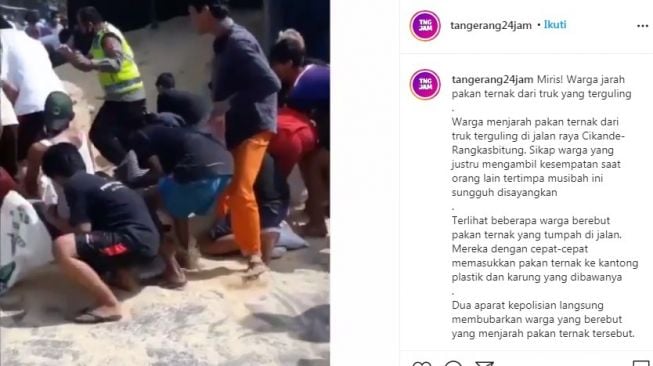 Tangkapan layar video viral warga jarah pakan ternak dari truk terguling di Rangkasbitung, Banten. [Instagram@tangerang24jam]