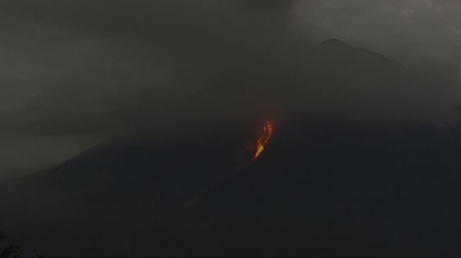 Guguran lava pijar terlihat dari Kecamatan Candipuro, Lumajang, Jawa Timur, Selasa (1/12/2020). [ANTARA FOTO/Seno]
