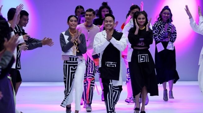 Fashion Dance Tities Sapoetra di Atas Panggung JFW 2021