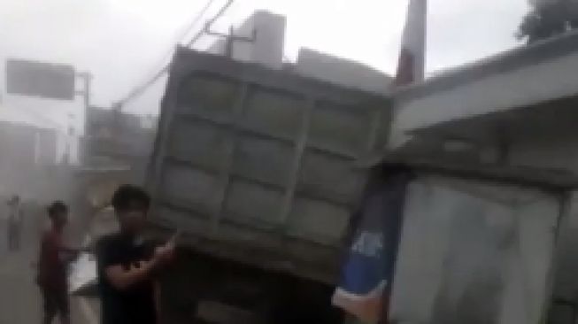 Diguga Rem Blong, Dump Truck Sebabkan Kecelakaan Maut di Sumedang