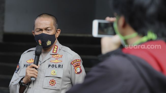 Kabid Humas Polda Metro Jaya Kombes Pol Yusri Yunus memberikan keterangan kepada awak media terkait pemeriksaan Pimpinan FPI Rizieq Shihab di depan Gedung Ditreskrimum Polda Metro Jaya, Jakarta, Selasa (1/12/2020). [Suara.com/Angga Budhiyanto]