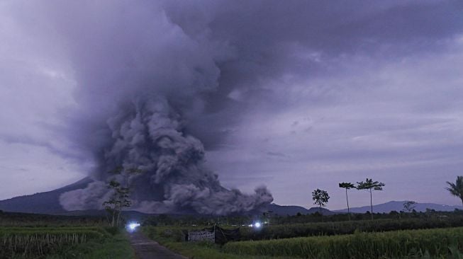 Luncuran awan panas Gunung Semeru terpantau dari Kecamatan Pronojiwo, Lumajang, Jawa Timur, Selasa (1/12/2020). [ANTARA FOTO/Seno]