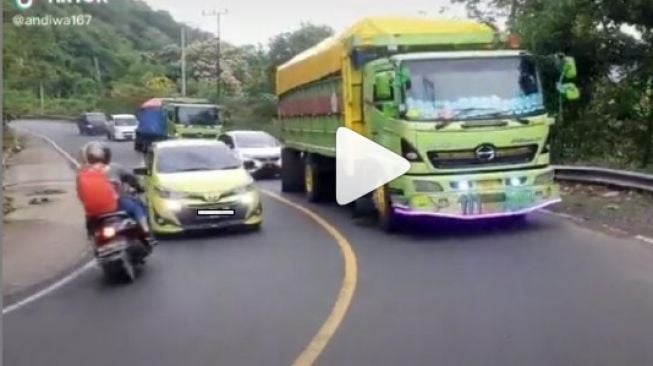 Geger Pemotor Tabrak Mobil Di Tikungan Maut, Warganet Soroti Aksi Pemobil