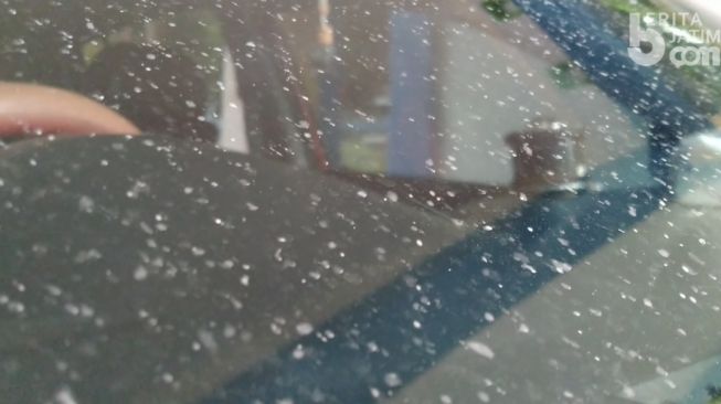 Ilustrasi hujan abu vulkanik dari Gunung Semeru dirasakan hingga Kabupaten Banyuwangi. [Beritajatim.com]