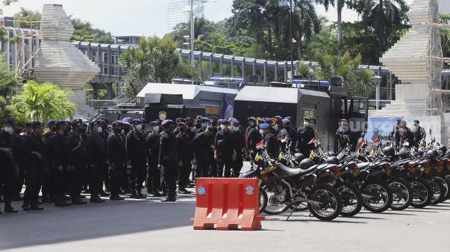 Personel Brimob melakukan pengamanan jelang pemeriksaan Pimpinan FPI Rizieq Shihab di Polda Metro Jaya, Jakarta, Selasa (1/12/2020). [Suara.com/Angga Budhiyanto]