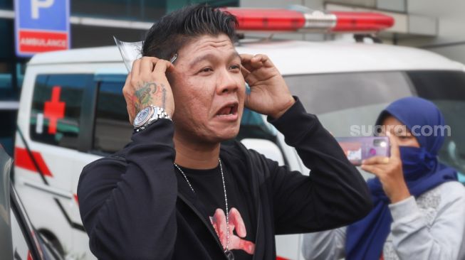 Wajah ekspresif Andika Mahesa saat menjawab pertanyaan awak media ketika ditemui di area Kawasan Tendean, Jakarta Selatan, Selasa (1/12). [Suara.com/Alfian Winanto]
