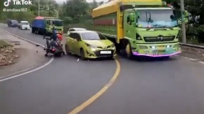 Pemobil yang melanggar marka menuai kritikan setelah membuat pemotor terkapar (TikTok)