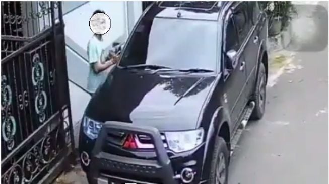 Detik-detik Maling Beraksi Di Siang Bolong, Spion Pajero Sport Jadi Sasaran