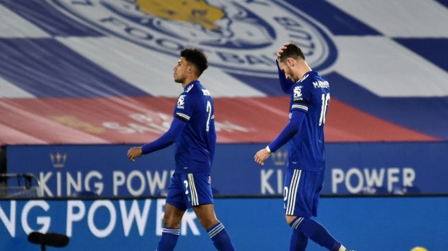 Pemain bertahan Leicester City James Justin (kiri) dan James Madison menunjukkan gestur kecewa usai timnya kalah 1-2 dari Fulham di pekan ke-10 Liga Inggris, di King Power Stadium, Selasa (1/12/2020) dini hari WIB. [Rui Vieira / POOL / AFP]