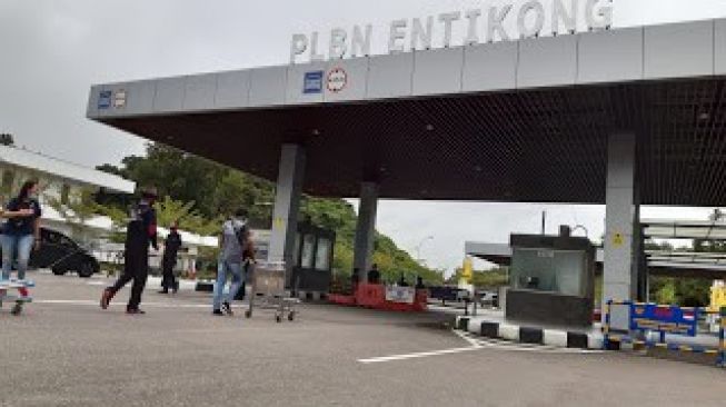 Bea Cukai Entikong Berikan Pelayanan Borang Kendaraan Asing Gratis