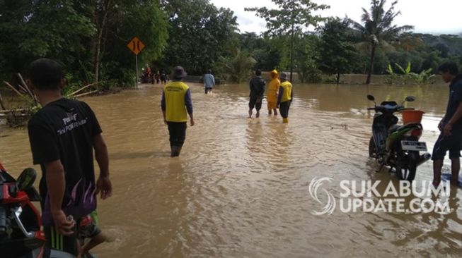 Jalan Provinsi di Ciemas Sukabumi Pagi Ini Masih Terendam Banjir