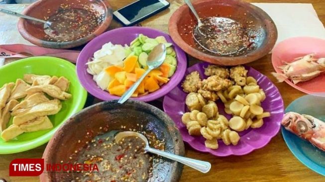 Mencicipi Segarnya Rujak Kelang Khas Pesisir Pantai Branta Pamekasan