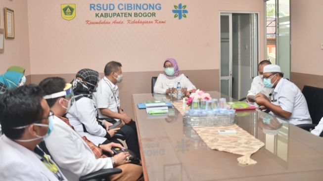 Hari Pertama Kerja Usai Sembuh Covid-19, Ade Yasin Kunjungi RSUD Cibinong