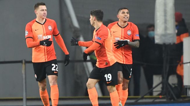 Penyerang Shakhtar Donetsk Manor Solomon (kiri) merayakan golnya usai mencetak gol kedua timnya selama pertandingan sepak bola Grup B Liga Champions UEFA antara Shakhtar Donetsk melawan Real Madrid di Stadion Olimpiyskiy, Kiev, Rusia, Rabu (2/12) dini hari WIB. [Sergei SUPINSKY / AFP]
