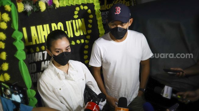 Aktris Ririn Ekawati bersama dengan sang kekasih, Ibnu Jamil usai memakamkan sang Ibu, Samsidar Zaid Moga ketika ditemui awak media di Rumah Duka di Kawasan Bendungan Hilir, Jakarta Pusat, Rabu (2/12). [Suara.com/Alfian Winanto]