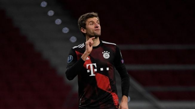 Gesture penyerang Bayern Munich Thomas Mueller pada pertandingan Liga Champions melawan Atletico Madrid yang dimainkan di Estadio Wanda Metropolitano, Madrid, Selasa (1/12/2020). (ANTARA/AFP/PIERRE-PHILIPPE MARCOU)