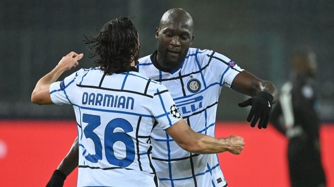 Bek Inter Milan Matteo darmian (Kiri) merayakan gol pembuka bersama rekan setimnya penyerang Inter Milan Romelu Lukaku selama pertandingan sepak bola Liga Champions UEFA Borussia Moenchengladbach v Inter Milan di Moenchengladbach, Jerman barat, Rabu (2/12) dini hari WIB.  [Ina Fassbender / AFP]
P]
