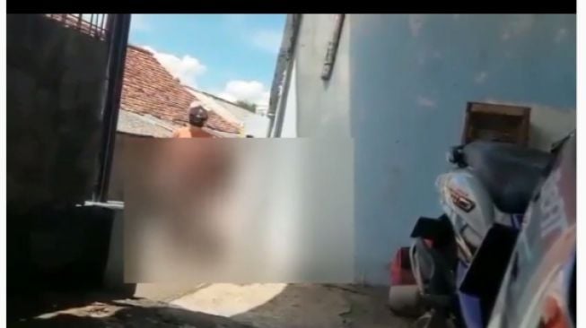 Viral Video Wanita Hajar Orang Tua, Dilerai Malah Mengaku Dajjal