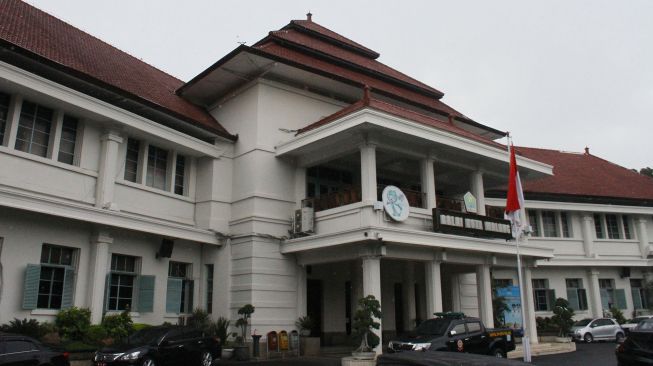 Suasana di depan Balai Kota Malang, Jawa Timur, Rabu (2/12/2020).  [ANTARA FOTO/Ari Bowo Sucipto]