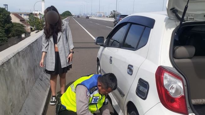 Rela Turun Tangan Demi Bantu Mobil Ngadat, Potret Petugas Ini Bikin Salut