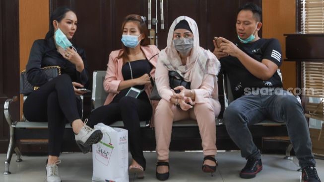 Kalina Oktarani bersama Vicky Prasetyo dan keluarganya saat menunggu dimulainya sidang lanjutan kasus pencemaran nama baik dengan mantan Istri Vicky, Angel Lelga di Pengadilan Negeri Jakarta Selatan, Rabu (2/12). [Suara.com/Alfian Winanto]