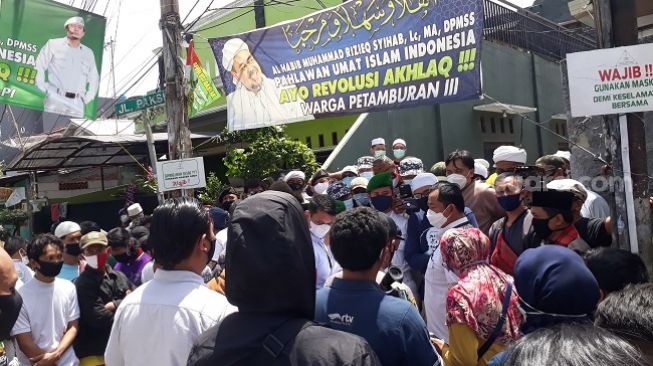 Kedatangan polisi di rumah Habib Rizieq Shihab disambut barikade warga bersama sejumlah anggota laskar FPI, Rabu (2/12/2020). (Suara.com/Bagaskara)