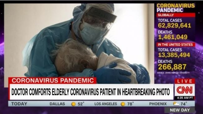 Dokter memeluk pasiennya (YouTube/CNN)