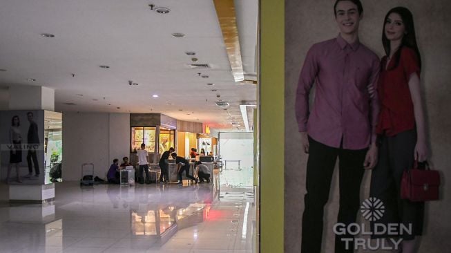 Pekerja merapikan barang di pusat perbelanjaan Golden Truly, di Jalan Gunung Sahari, Jakarta, Rabu (2/12/2020).   [ANTARA FOTO/Galih Pradipta]
