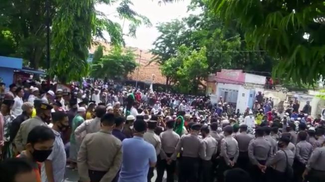 Simpatisan Rizieq berkumpul kepung rumah ibunda Mahfud MD (Foto: Ist)