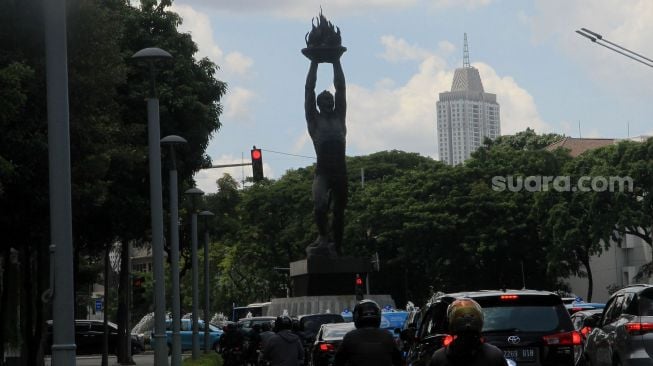 Kendaraan melintas di Jalan Jenderal Sudirman, Rabu (2/12). [Suara.com/Oke Atmaja]

