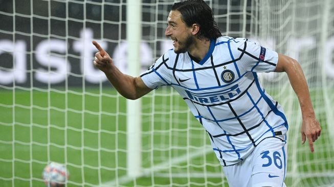 Bek Inter Milan Matteo darmian merayakan gol pembuka selama pertandingan sepak bola Liga Champions UEFA Borussia Moenchengladbach v Inter Milan di Moenchengladbach, Jerman barat, Rabu (2/12) dini hari WIB. Ina Fassbender / AFP
