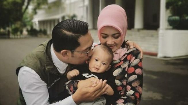 Ridwan Kamil bersama istri dan anak bungsunya [Instagram/arkanaidan]