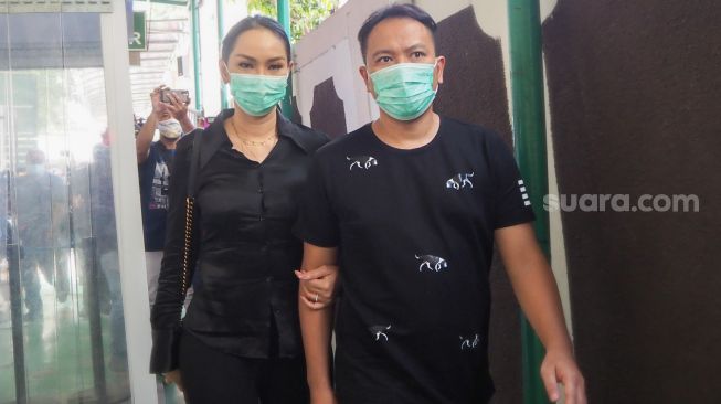 Vicky Prasetyo ditemani sang kekasih, Kalina Oktarani saat tiba di Pengadilan untuk mengikuti sidang lanjutan kasus pencemaran nama baik dengan mantan Istrinya, Angel Lelga di Pengadilan Negeri Jakarta Selatan, Rabu (2/12). [Suara.com/Alfian Winanto]