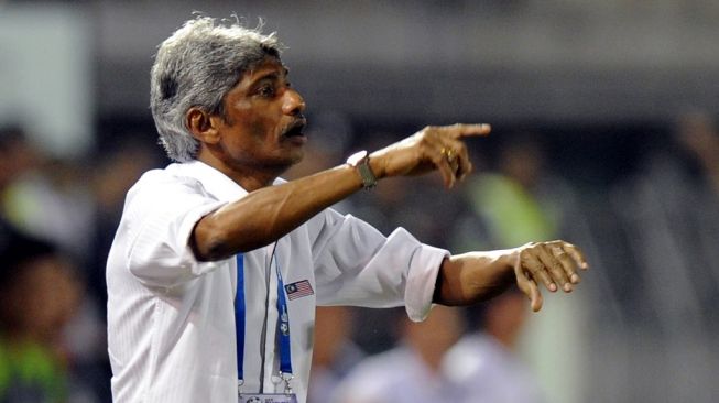 Datuk K. Rajagobal saat menjadi pelatih Timnas Malaysia. (Pornchai Kittiwongsakul/AFP).