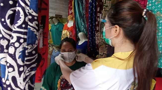 Asosiasi Pasar Rakyat Indonesia Bagi-bagi Ribuan Masker ke Pedagang