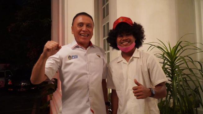 Ketua Umum PSSI, Mochamad Iriawan dan Amiruddin Bagus Kahfi saat mengunjungi CEO Barito Putera, Hasnuryadi Sulaiman, Selasa (1/12/2020) malam. (dok. PSSI)