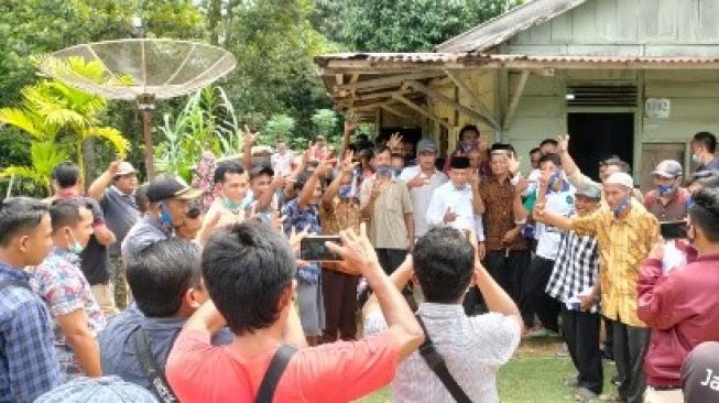 Di Guruh Baru Mandiangin, Warga Curhat Jalan Rusak dengan Al Haris